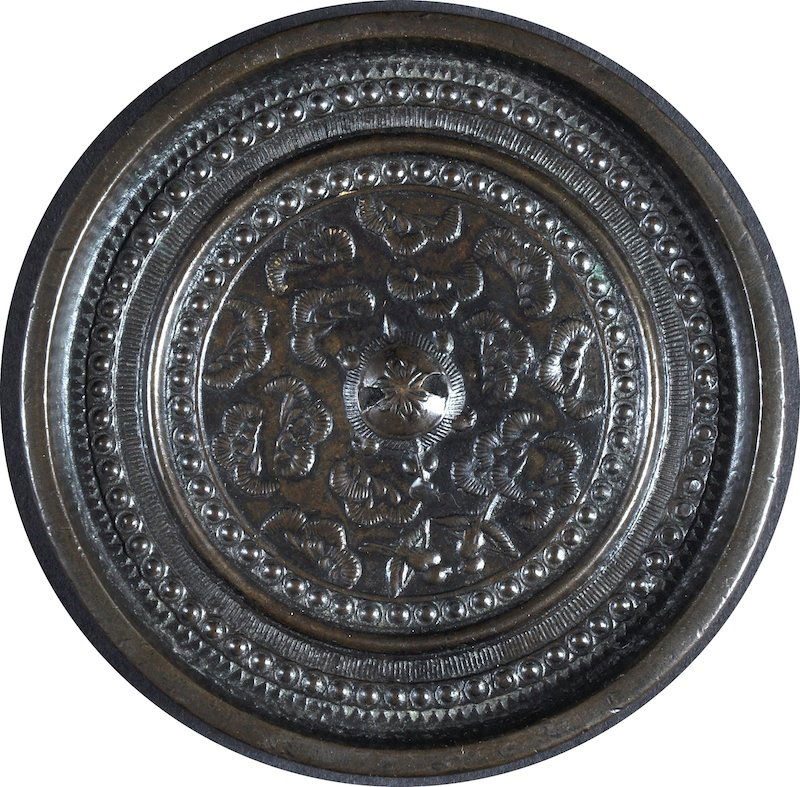 A JAPANESE EDO PERIOD BRONZE CIRCULAR HAND MIRROR decor: A JAPANESE EDO PERIOD BRONZE CIRCULAR HAND MIRROR decorated with a central turtle and birds. Good condition. 4.25ins diameter.