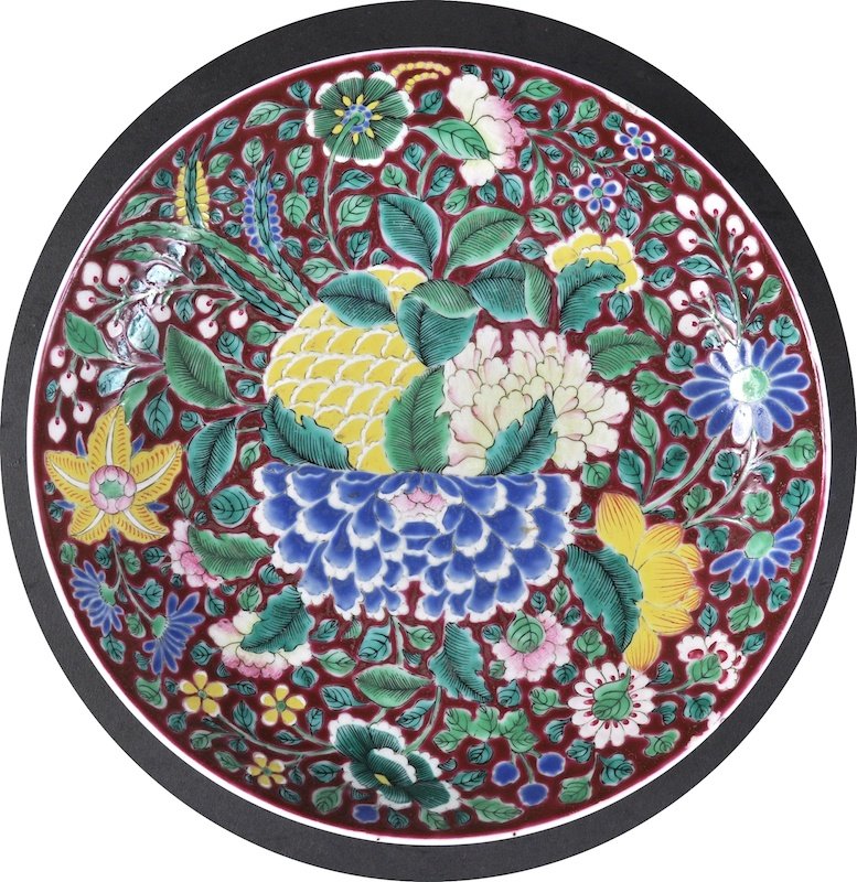 A GOOD CHINESE QING DYNASTY FAMILLE ROSE DISH Daoguang,: A GOOD CHINESE QING DYNASTY FAMILLE ROSE DISH Daoguang, bearing Qianlong marks to base, enamelled with bold foliage upon a ruby ground. Minor fritting. 9ins diameter.
