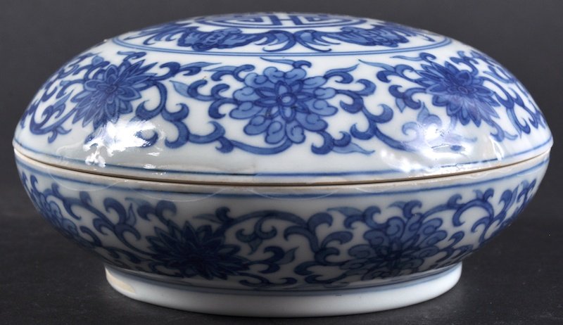 A CHINESE BLUE AND WHITE CIRCULAR BOX AND COVER painted: A CHINESE BLUE AND WHITE CIRCULAR BOX AND COVER painted with bats and shou characters. Good condition. 5.25ins diameter.