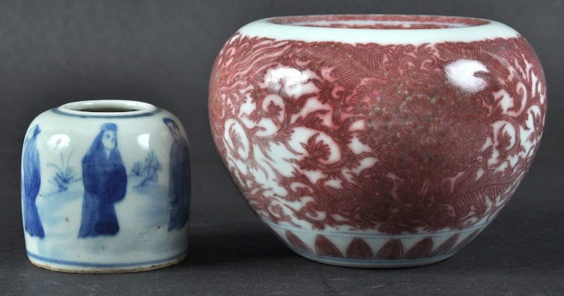 A CHINESE IRON RED GLAZED CIRCULAR BRUSH WASHER bearing: A CHINESE IRON RED GLAZED CIRCULAR BRUSH WASHER bearing Kangxi marks to base, together with a small blue and white brush pot. Minor fritting. (2)