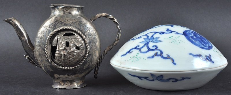 AN EARLY 20TH CENTURY JAPANESE MEIJI PERIOD BOX AND: AN EARLY 20TH CENTURY JAPANESE MEIJI PERIOD BOX AND COVER in the form of a shell, together with a silver teapot. Minor faults. (2)