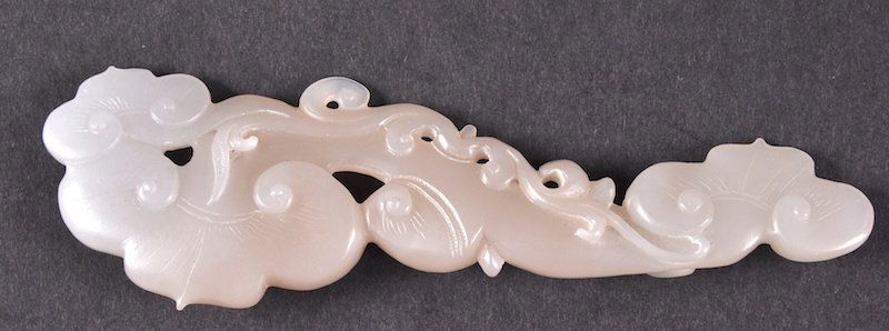 AN EARLY 20TH CENTURY CHINESE CARVED WHITE JADE RUI of: AN EARLY 20TH CENTURY CHINESE CARVED WHITE JADE RUI of naturalistic form. Good condition. 4.5ins wide.