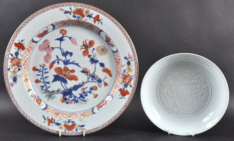 AN 18TH CENTURY CHINESE EXPORT CIRCULAR DISH Qianlong,: AN 18TH CENTURY CHINESE EXPORT CIRCULAR DISH Qianlong, together with a white glazed circular porcelain dish, incised with foliage. Fritting, minor wear. 13ins & 8.25ins diameter. (2)