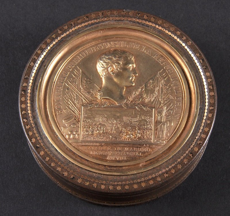A GOOD FRENCH TORTOISHELL & GILT CIRCULAR SNUFF BOX,: A GOOD FRENCH TORTOISHELL & GILT CIRCULAR SNUFF BOX, the lid BONAPARTE PREMIER CONSUL DE LA REPUBLIQUE FRAN, with his bust. 3ins diameter.