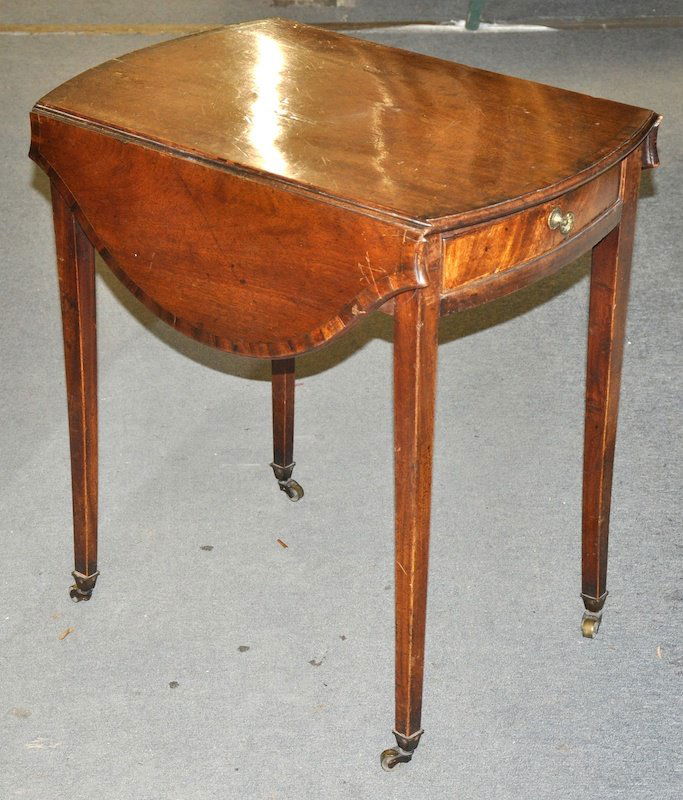 A GEORGE III MAHOGANY AND MAHOGANY CROSSBANDED: A GEORGE III MAHOGANY AND MAHOGANY CROSSBANDED “BUTTERFLY” PEMBROKE TABLE with a drawer to one end on tapering square legs with brass castors. 3ft 0ins long x 2ft 3ins wide x 2ft 5ins high (open).