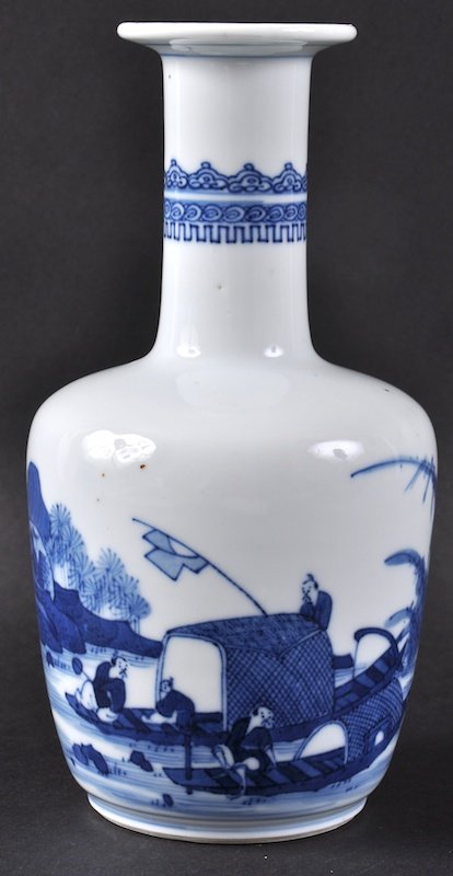 AN EARLY 20TH CENTURY CHINESE BLUE AND WHITE MALLET: AN EARLY 20TH CENTURY CHINESE BLUE AND WHITE MALLET VASE painted with figures upon a boat. Good condition. 8. 25ins high.