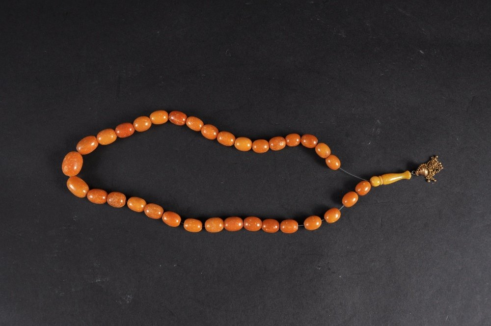 AN AMBER NECKLACE WITH TASSEL. £100-150.: AN AMBER NECKLACE WITH TASSEL. £100-150.