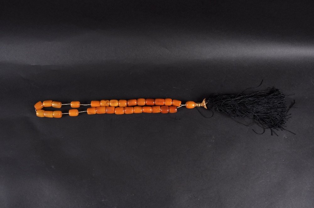 AN AMBER NECKLACE WITH TASSEL. £100-150.: AN AMBER NECKLACE WITH TASSEL. £100-150.