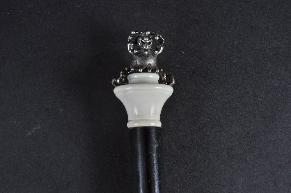 A SILVER AND IVORY TOPPED “JESTER” CANE. Date: 1930.: A SILVER AND IVORY TOPPED “JESTER” CANE. Date: 1930. Country: European. A very unusual silver jester with mouth open and tongue poking out sitting atop an ivory platform in full court dress. The s