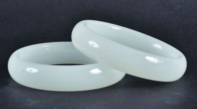 A PAIR OF CHINESE WHITE JADE BANGLES, each 3.1in: A PAIR OF CHINESE WHITE JADE BANGLES, each 3.1in diameter.