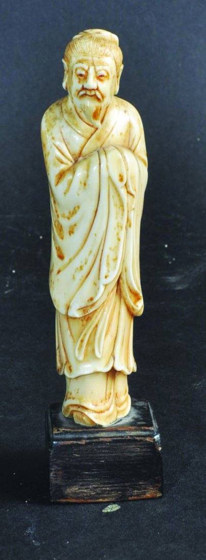 A GOOD QUALITY 18TH/19TH CENTURY CHINESE CARVED IVORY: A GOOD QUALITY 18TH/19TH CENTURY CHINESE CARVED IVORY FIGURE OF A SAGE, supported on a rectangular wood plinth, 6in high overall, the ivory sage itself 5in high.