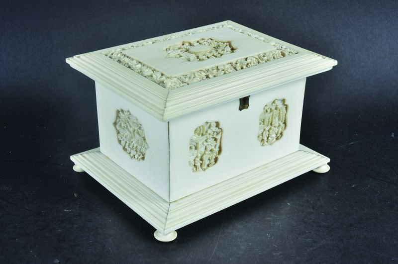 A FINE QUALITY 19TH CENTURY CHINESE CANTON IVORY: A FINE QUALITY 19TH CENTURY CHINESE CANTON IVORY CASKET, with hinged cover and fitted interior tray, supported on four bun feet, the cover carved with an inset relief shaped quatrefoil panel of figure