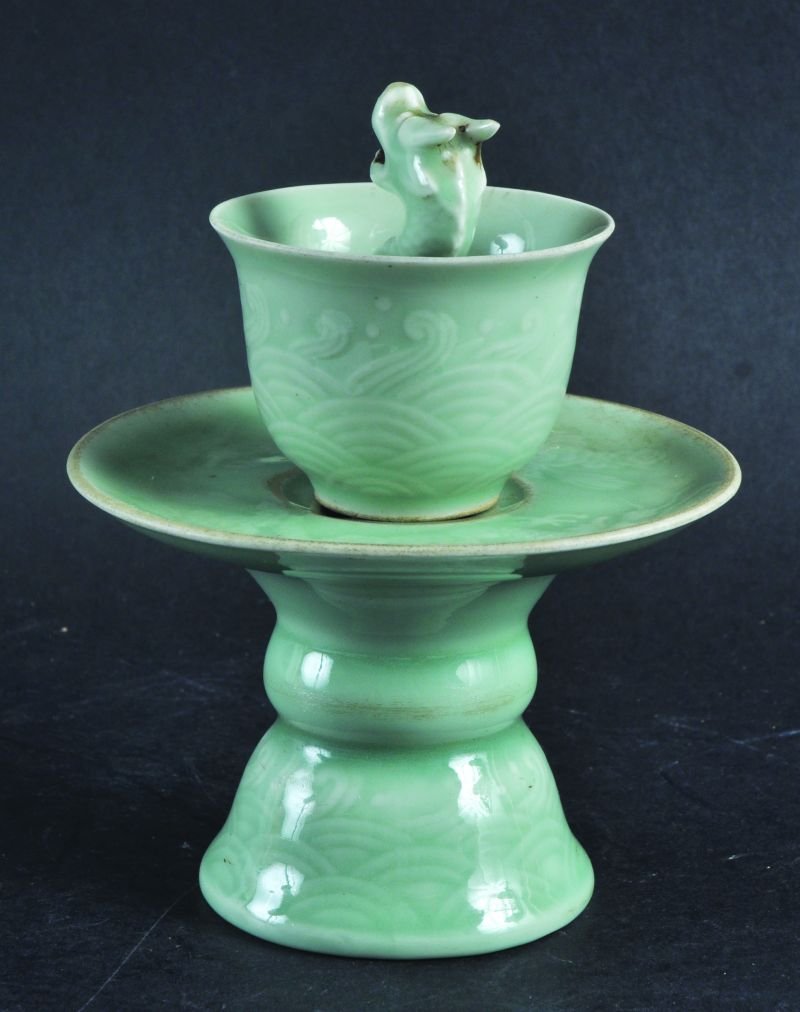 AN ORIENTAL CELADON PUZZLE CUP & STAND, the interior