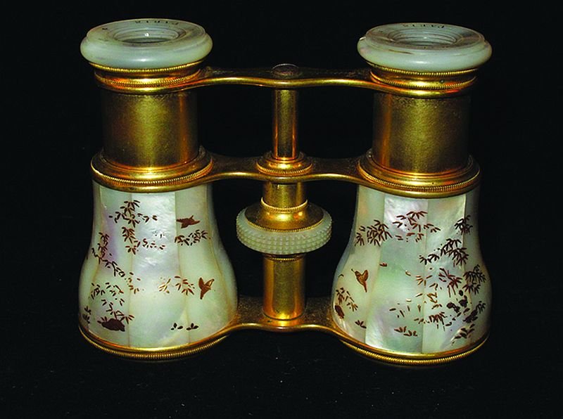 A PAIR OF 19TH CENTURY JAPANESE LACQUER DECORATED: A PAIR OF 19TH CENTURY JAPANESE LACQUER DECORATED FRENCH MOTHER-OF-PEARL & BRASS OPERA GLASSES, the mother-of-pearl finely decorated in gold lacquer with scenes of birds and foliage, the mother-of-pea
