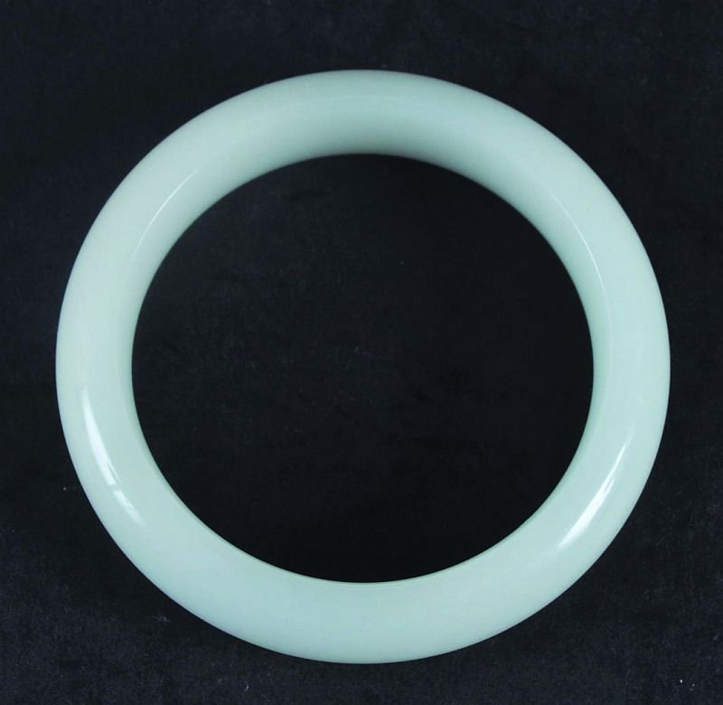 A CHINESE WHITE JADE BANGLE, 2.9in diameter. £80-120: A CHINESE WHITE JADE BANGLE, 2.9in diameter. £80-120