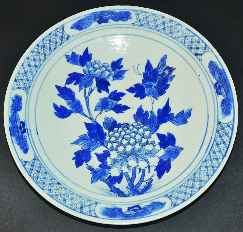 A 19TH CENTURY CHINESE BLUE & WHITE PORCELAIN DISH,: A 19TH CENTURY CHINESE BLUE & WHITE PORCELAIN DISH, painted to its centre with a butterfly and peony, 10.1in diameter. £70-100
