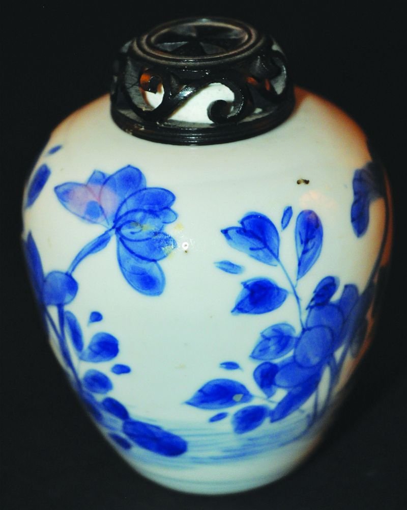 A GOOD SMALL CHINESE KANGXI PERIOD BLUE & WHITE: A GOOD SMALL CHINESE KANGXI PERIOD BLUE & WHITE PORCELAIN JAR, circa 1700, together with a pierced wood cover, the sides of the ovoid body painted with a continuous scene of a stork in a lotus pond, t