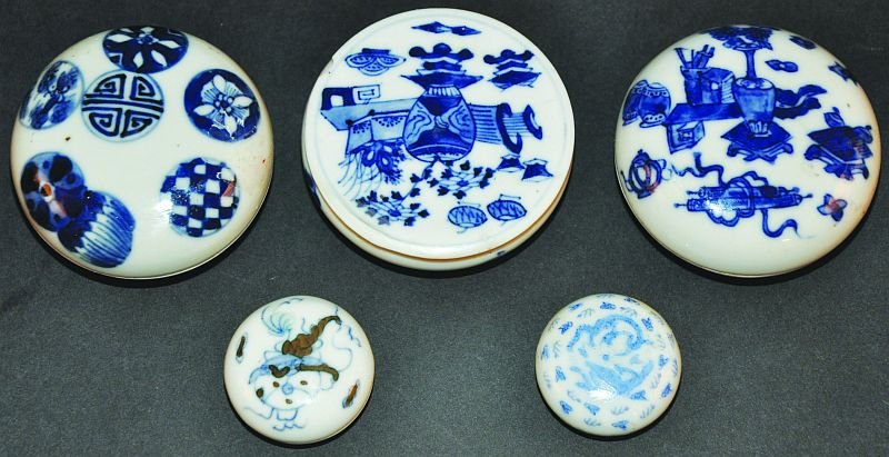 A GROUP OF FIVE SMALL 19TH & 20TH CENTURY CHINESE BLUE: A GROUP OF FIVE SMALL 19TH & 20TH CENTURY CHINESE BLUE & WHITE BOXES & COVERS, one box also with some copper-red decoration, the largest box 2.7in diameter. (10) £50-70