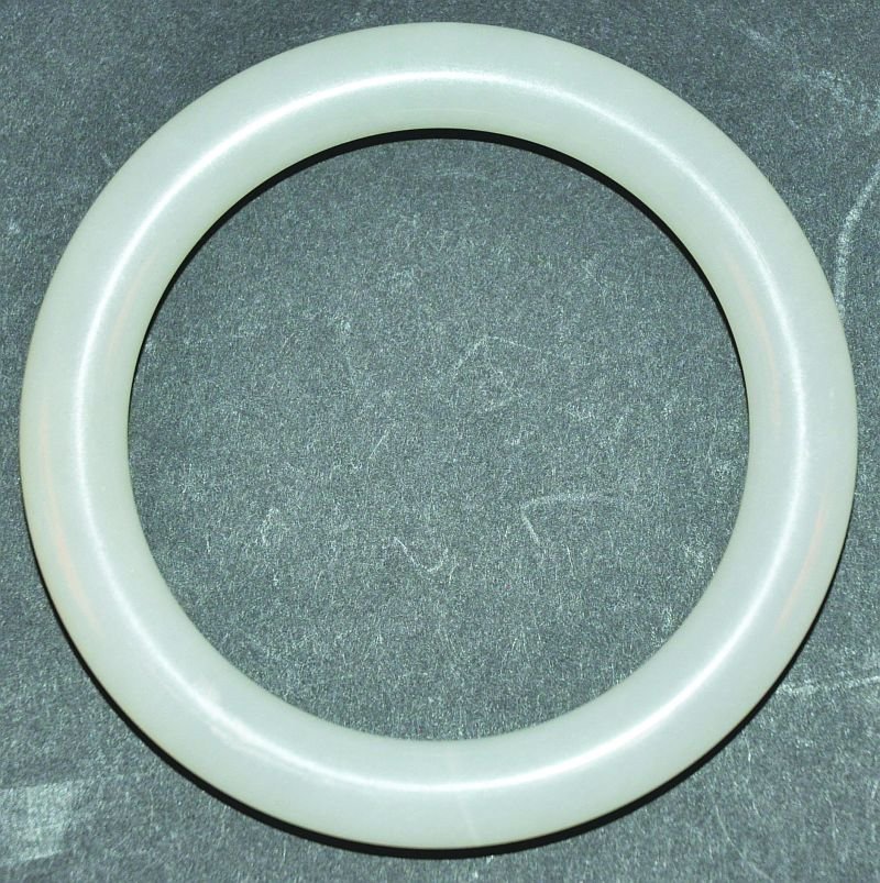 A CHINESE WHITE JADE BANGLE, in a fitted box, the jade: A CHINESE WHITE JADE BANGLE, in a fitted box, the jade 3.2in diameter, inner rim 2.3in diameter. £30-50