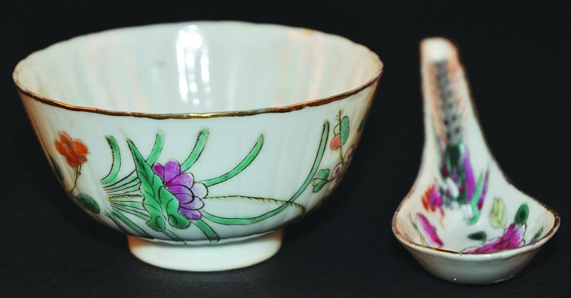 A STRAITS CHINESE OR NONYAWARE WHITE GROUND ‘INSECT’: A STRAITS CHINESE OR NONYAWARE WHITE GROUND ‘INSECT’ BOWL, and phoenix & peony spoon, made in China for the Baba-Nonya market, circa 1870, the bowl 3.5in diameter and the spoon 4.7in long. £20-30