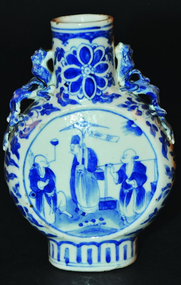 A SMALL 19TH CENTURY CHINESE BLUE & WHITE PORCELAIN: A SMALL 19TH CENTURY CHINESE BLUE & WHITE PORCELAIN MOON FLASK, the sides painted with two circular figural panels, 5.8in high. £100-150