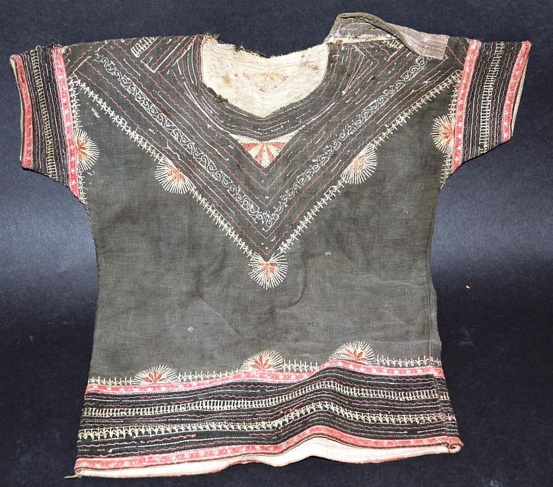 A WOMAN’S EMBROIDERED VEST, GAYO OR ALAS PEOPLE,: A WOMAN’S EMBROIDERED VEST, GAYO OR ALAS PEOPLE, CENTRAL ACEH, INDONESIA, EARLY 20TH CENTURY. £50-80.
