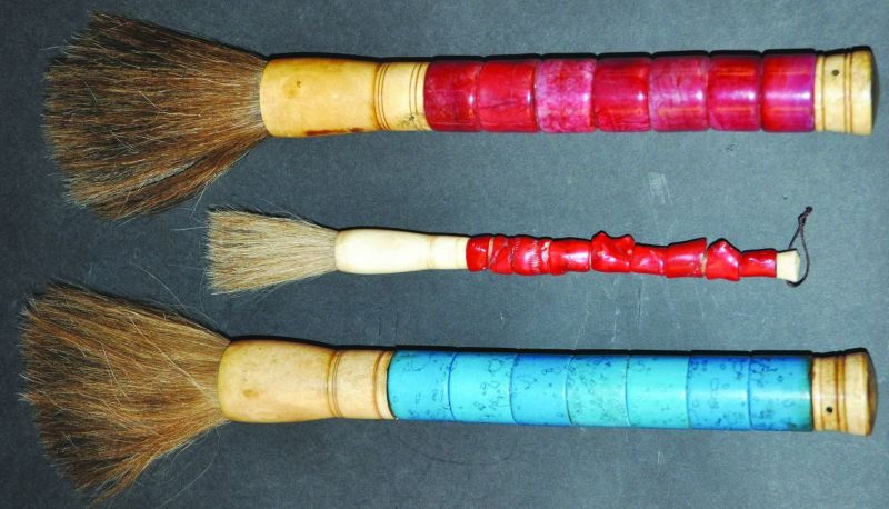 THREE LARGE 20TH CENTURY CHINESE PAINT BRUSHES, the: THREE LARGE 20TH CENTURY CHINESE PAINT BRUSHES, the sectional handles composed of bone ivory and hardstone segments, the longest 16.8in long. (3) £20-30