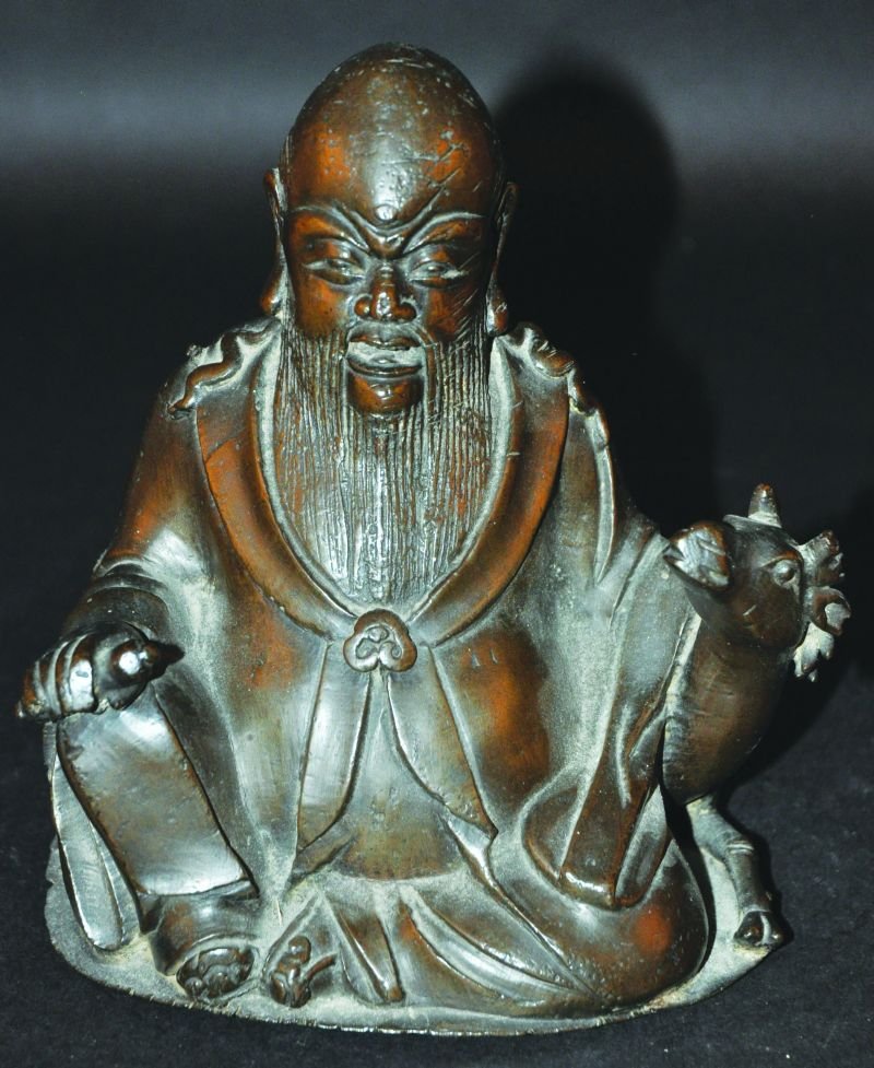 A GOOD 17TH/18TH CENTURY CHINESE BRONZE FIGURE OF SHOU: A GOOD 17TH/18TH CENTURY CHINESE BRONZE FIGURE OF SHOU LAO, seated and in the company of a deer, 7.5in high & 6.4in wide at widest point. £300-400