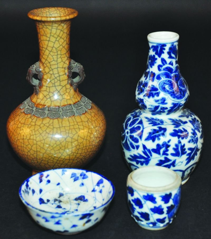 A 19TH/20TH CHINESE CRACKLEGLAZE PORCELAIN VASE, 6.4in: A 19TH/20TH CHINESE CRACKLEGLAZE PORCELAIN VASE, 6.4in high; together with a 19th Century Chinese blue and white double gourd vase, 5.6in high; and a small blue and white bowl and a box base. (4) £10