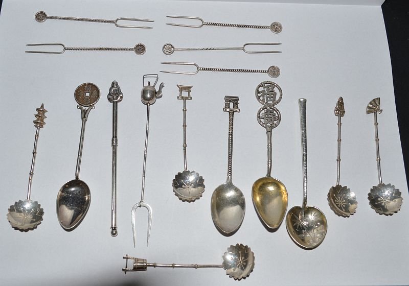SIXTEEN ODD ORIENTAL SILVER SPOONS ETC. £20-30.: SIXTEEN ODD ORIENTAL SILVER SPOONS ETC. £20-30.