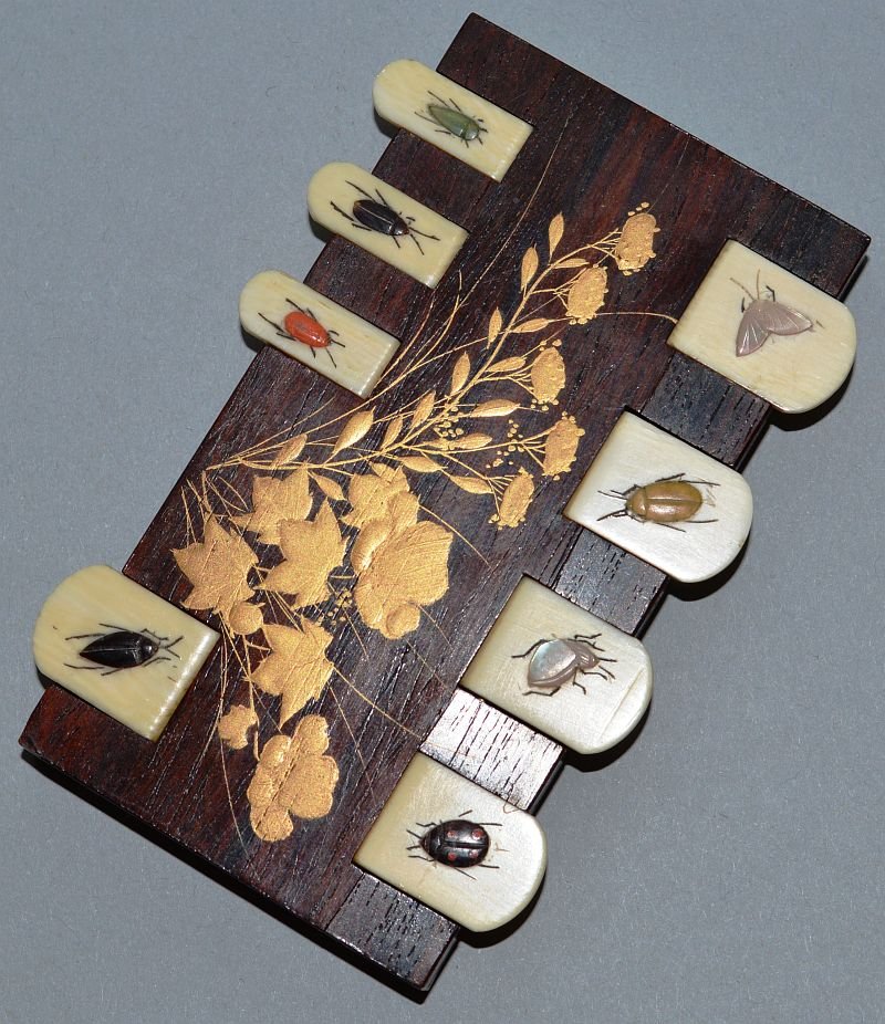 A SHIBAYAMA ROSEWOOD AND IVORY MAHJONG COUNTER.: A SHIBAYAMA ROSEWOOD AND IVORY MAHJONG COUNTER.