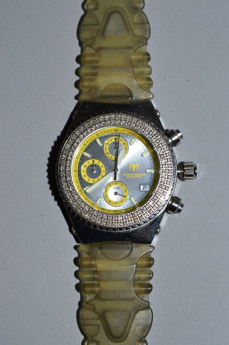 A GENTLEMAN’S TECHNOMARINE 660M WRISTWATCH AND STRAP.: A GENTLEMAN’S TECHNOMARINE 660M WRISTWATCH AND STRAP.