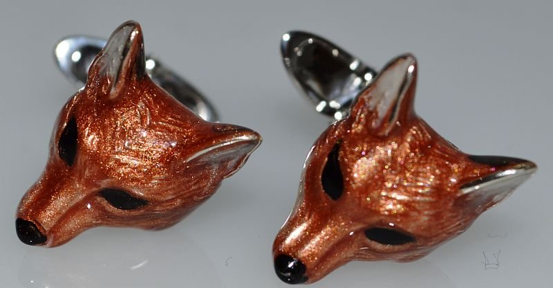 A PAIR OF SILVER AND ENAMEL FOX HEAD CUFFLINKS.: A PAIR OF SILVER AND ENAMEL FOX HEAD CUFFLINKS.