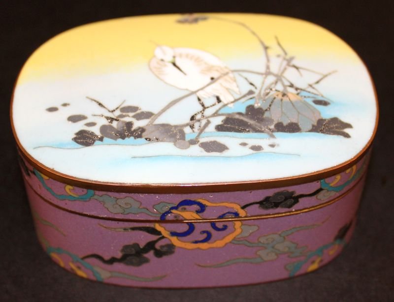 A GOOD JAPANESE MEIJI PERIOD CLOISONNE BOX & COVER IN: A GOOD JAPANESE MEIJI PERIOD CLOISONNE BOX & COVER IN THE STYLE OF NAMIKAWA SOSUKE, the cover decorated with a wading heron, the sides with clouds and dragon motifs reserved on a purple ground, 4.1in 