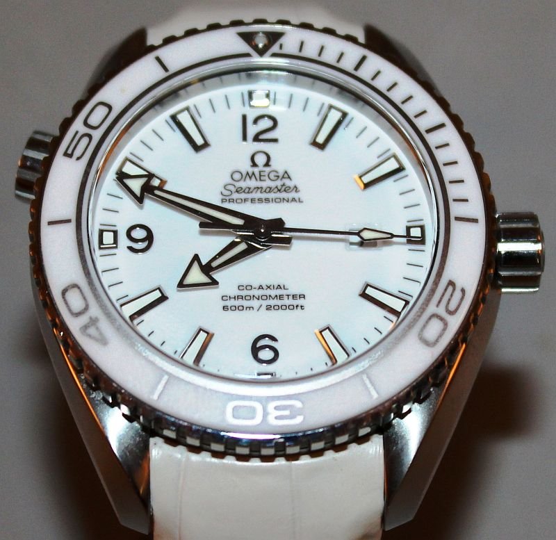 A LADIES OMEGA SEAMASTER PROFESSIONAL WHITE WRISTWATCH: A LADIES OMEGA SEAMASTER PROFESSIONAL WHITE WRISTWATCH with white leather strap, No. 85185479, with all paperwork and warranty 12/05/2012 in original box.