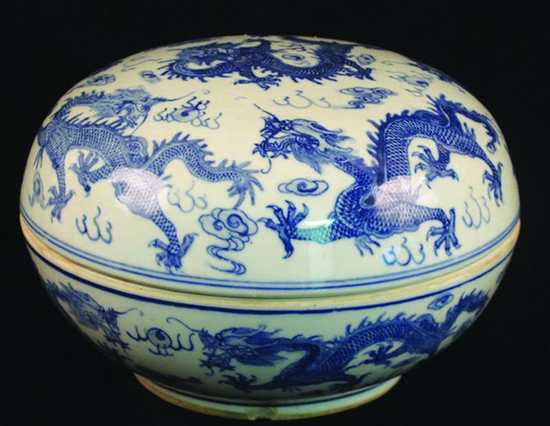 A LARGE 20TH CENTURY CHINESE BLUE & WHITE PORCELAIN BOX: A LARGE 20TH CENTURY CHINESE BLUE & WHITE PORCELAIN BOX & COVER, each piece decorated with dragons pursuing flaming pearls amidst cloud scrolls, the base with a six-character Guangxu mark, 10.75in dia