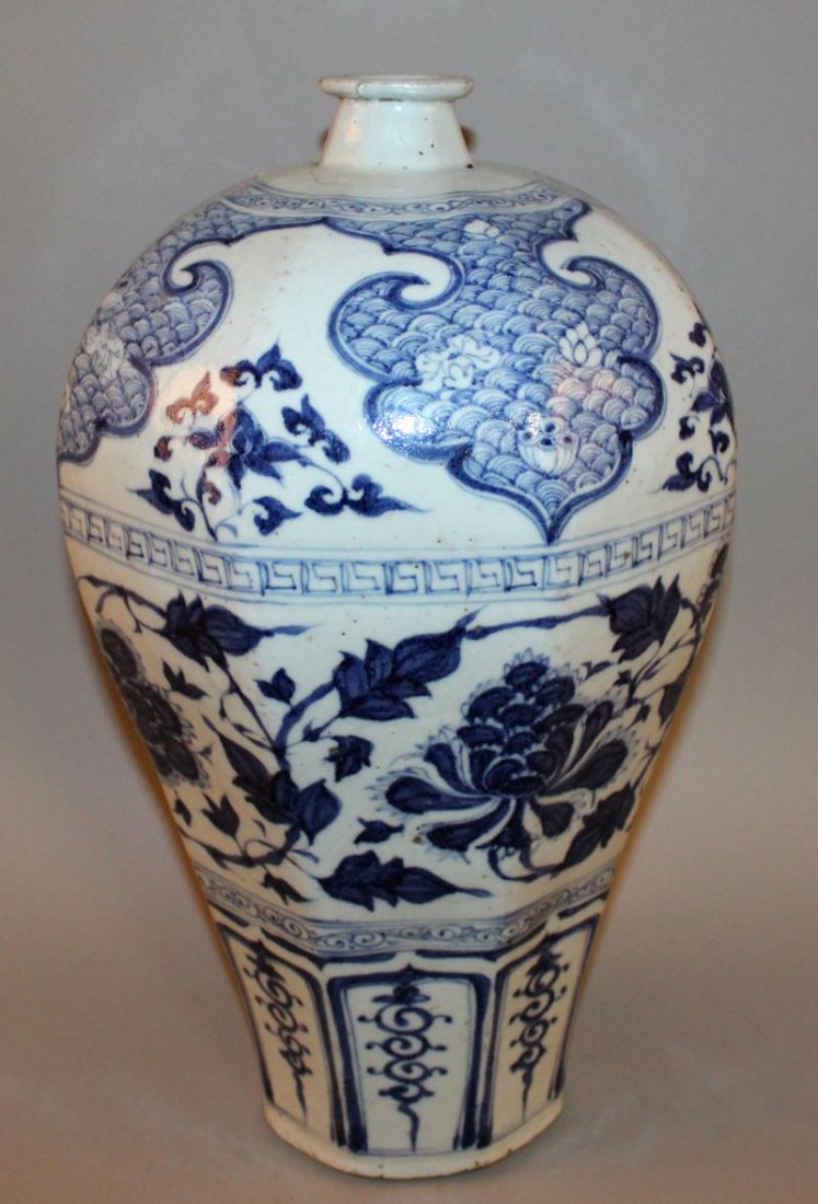 A LARGE GOOD QUALITY CHINESE MING-STYLE BLUE & WHITE: A LARGE GOOD QUALITY CHINESE MING-STYLE BLUE & WHITE PORCELAIN MEIPING VASE, of hexagonal section, the sides painted with a central band of leaf-stemmed foliage between formal borders, the shoulders w