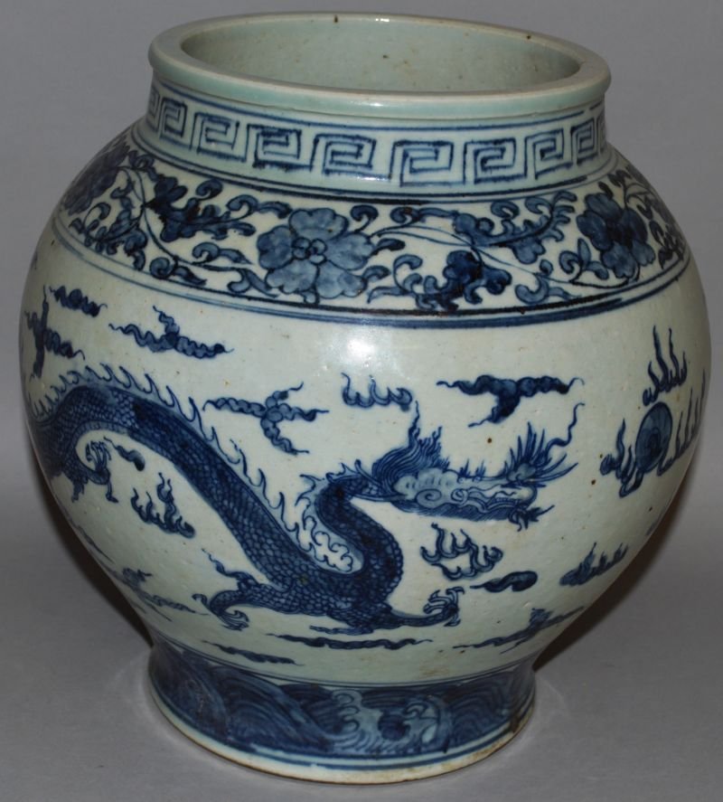 A LARGE CHINESE MING STYLE BLUE AND WHITE VASE. 9.8in: A LARGE CHINESE MING STYLE BLUE AND WHITE VASE. 9.8in high.