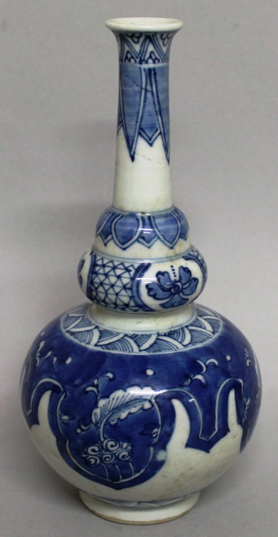 A CHINESE BLUE & WHITE SPRINKLER VASE, 7.2in high.: A CHINESE BLUE & WHITE SPRINKLER VASE, 7.2in high.