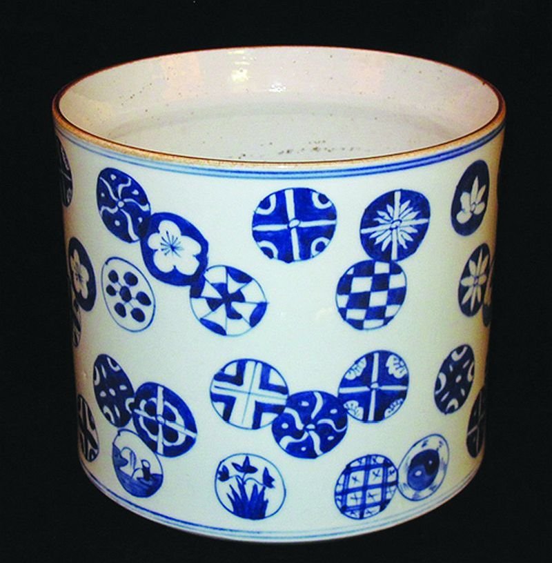A LARGE 20TH CENTURY CHINESE BLUE & WHITE PORCELAIN: A LARGE 20TH CENTURY CHINESE BLUE & WHITE PORCELAIN BRUSHPOT, the sides of the cylindrical body painted with a variety of overlapping roundels, 9.25in diameter & 8.25in high.