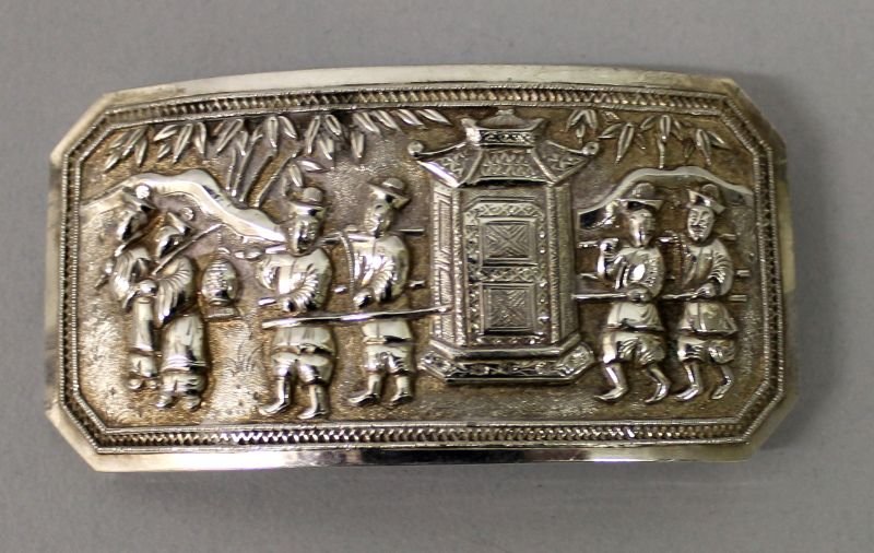 A GOOD QUALITY 19TH/20TH CENTURY CHINESE SILVER-METAL: A GOOD QUALITY 19TH/20TH CENTURY CHINESE SILVER-METAL BROOCH, with curved surface, the rim edge with an indistinct impressed mark, decorated in relief with a palanquin borne procession, 2.75in wide x 
