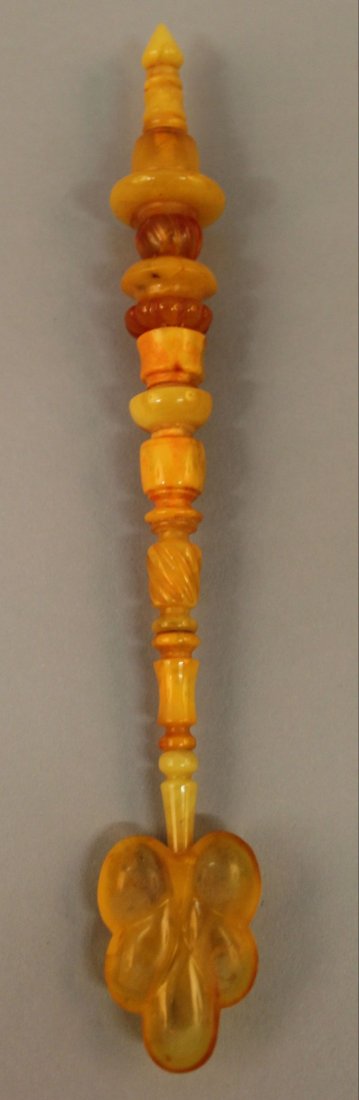 AN UNUSUAL SECTIONAL AMBER-TYPE SPOON, weighing 13gm,: AN UNUSUAL SECTIONAL AMBER-TYPE SPOON, weighing 13gm, possibly containing some amber from Russia, 6.75in long.
