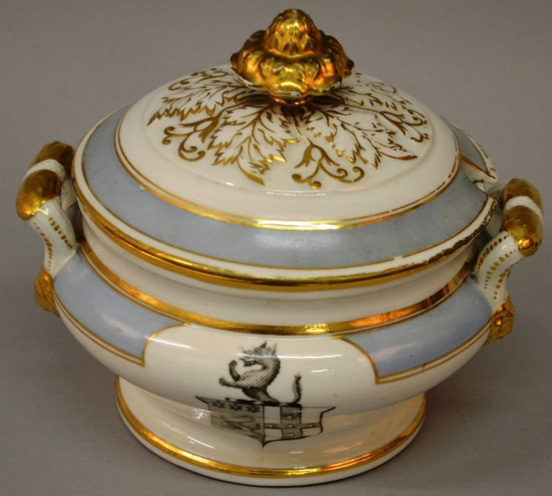 AN EARLY 19TH CENTURY CHAMBERLAIN WORCESTER ARMORIAL: AN EARLY 19TH CENTURY CHAMBERLAIN WORCESTER ARMORIAL SAUCE TUREEN AND COVER with light blue ground.