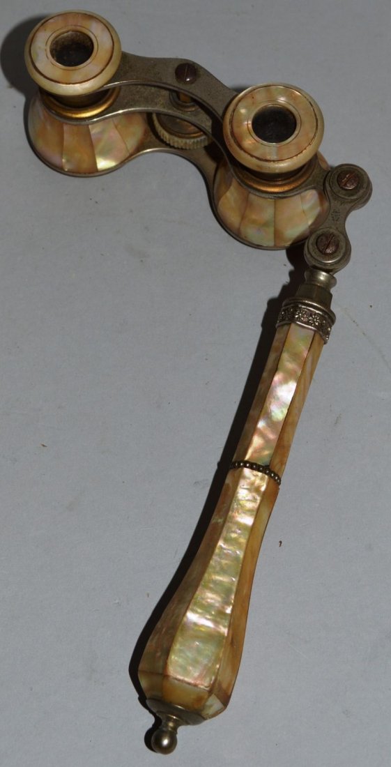 VICTORIAN MOTHER-OF-PEARL OPERA GLASSES.: VICTORIAN MOTHER-OF-PEARL OPERA GLASSES.