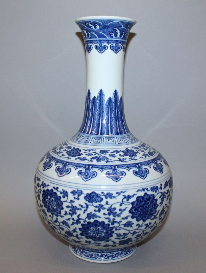 A LARGE CHINESE MING-STYLE BLUE & WHITE PORCELAIN (1 of 7)