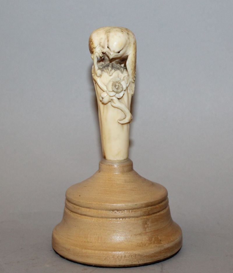 A GOOD QUALITY JAPANESE MEIJI PERIOD CARVED IVORY CANE (1 of 3)