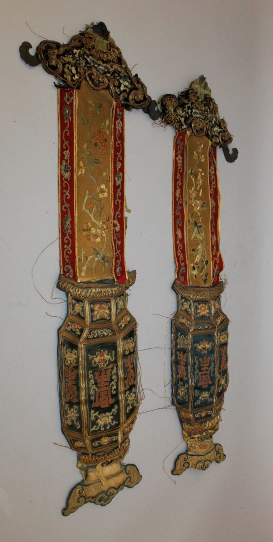 A PAIR OF GOOD QUALITY 19TH CENTURY CHINESE EMBROIDERED (1 of 4)