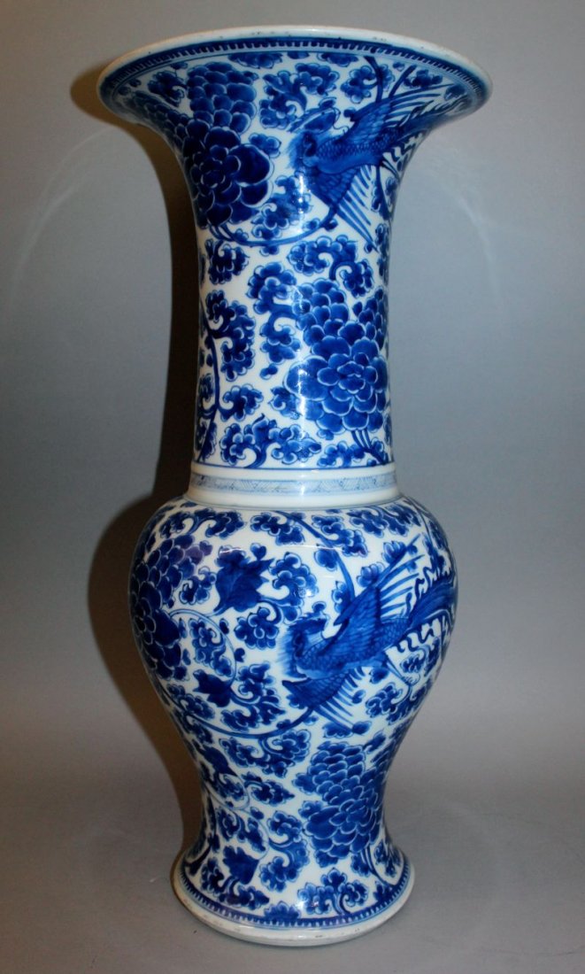 A GOOD QUALITY CHINESE KANGXI PERIOD BLUE & WHITE: A GOOD QUALITY CHINESE KANGXI PERIOD BLUE & WHITE PORCELAIN YEN-YEN VASE, painted in a vivid tone of underglaze-blue with an overall design of phoenix in flight against scroll and leaf stemmed peony, 