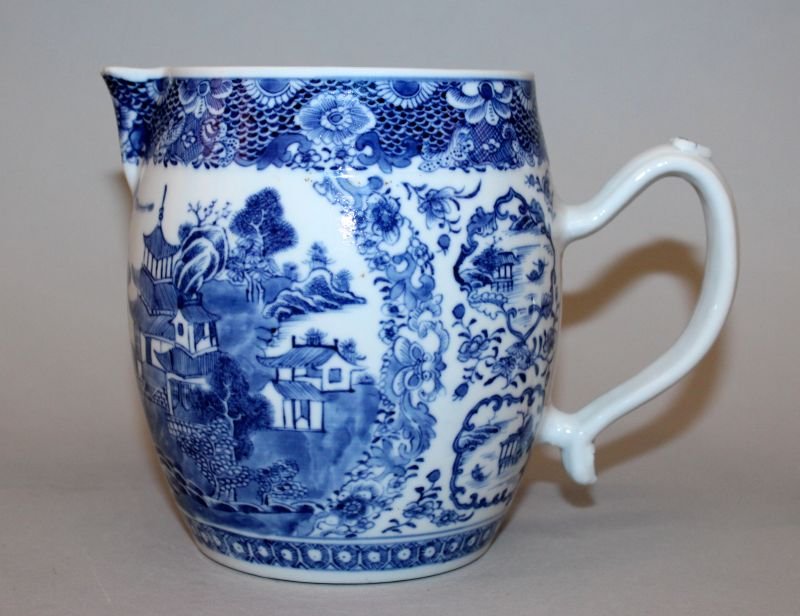 AN 18TH CENTURY CHINESE QIANLONG PERIOD BLUE & WHITE (1 of 3)