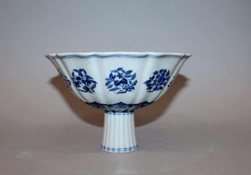 A CHINESE MING STYLE BLUE & WHITE PORCELAIN STEM BOWL, (1 of 4)